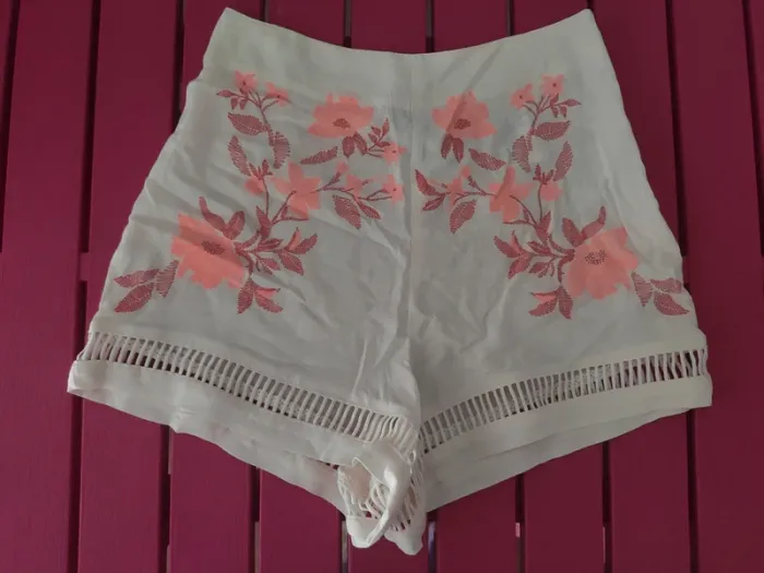 Short court impression broderie h&m taille 32 Neuf - photo numéro 4