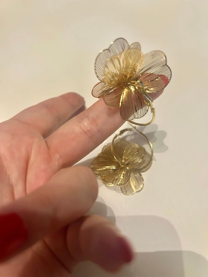 Boucles d’oreilles / Créoles  NEUVES pour femme en forme de fleurs 🌼 couleur doré - photo numéro 6