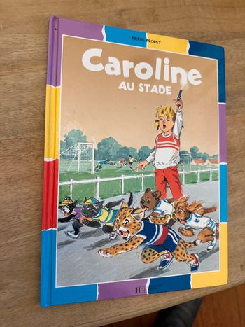 Caroline au Stade édition damiers bords colorés livre bd album Hachette