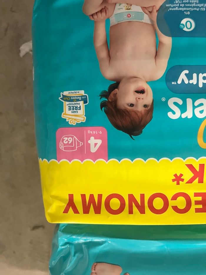 2 paquets couches t4 Pampers neuf - photo numéro 2