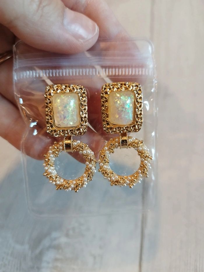 Très jolies boucles d'oreilles neuves dorées et pierres - photo numéro 2