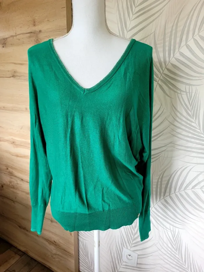 Pull femme taille M vert avec bras ouvert