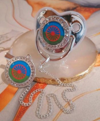 Tétine drapeau gitan 