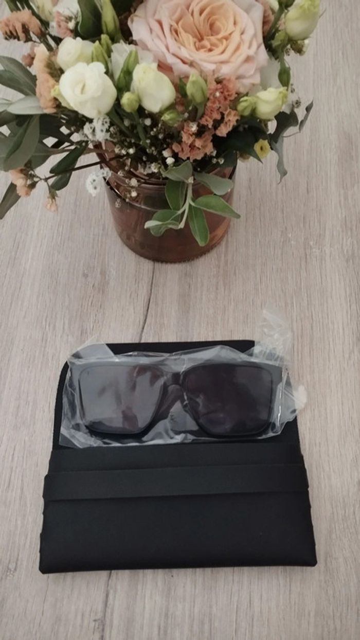 Paire lunette soleil femme +étui + lingette neuf - photo numéro 2