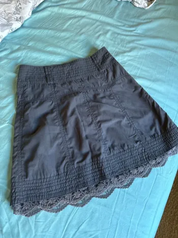 Jupe grise, ourlet dentelle