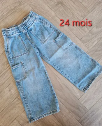● 24 mois ● Jean type Baggy Neuf