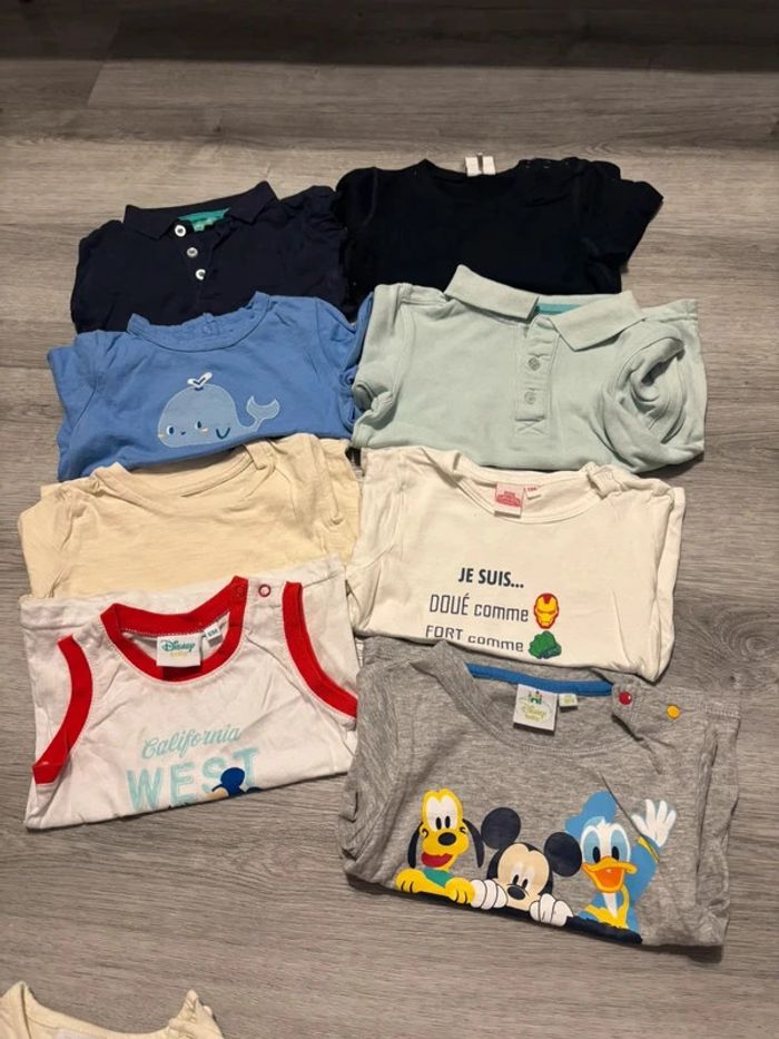 Lot de 8 t-shirt, taille 12 mois.