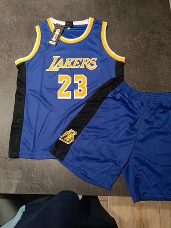 Tenue NBA Los Angeles Lakers LeBron James violet. T.28