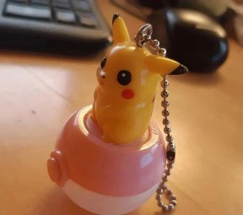 Figurine Nintendo Pokemon Pikachu sur une pokeball