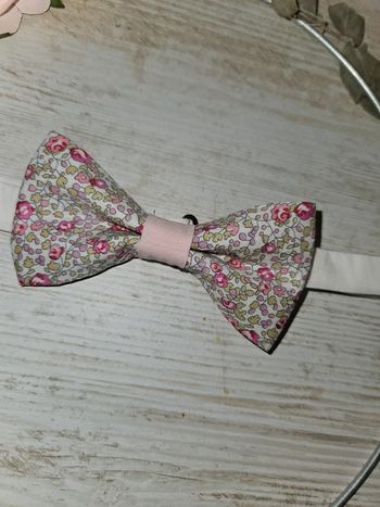 Nœud papillon fleuri