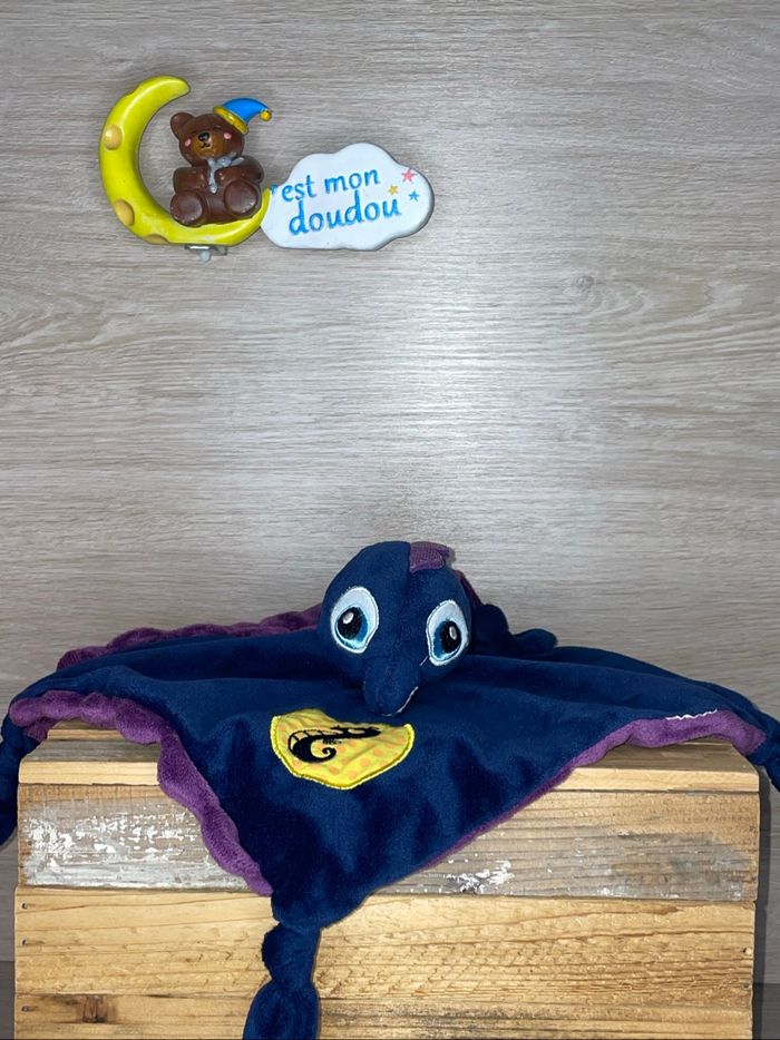 CB05 doudou hippocampe carré blanc