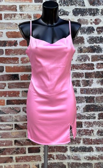 👗 Robe rose moulante satinée à fines bretelles Taille 36 – Shein