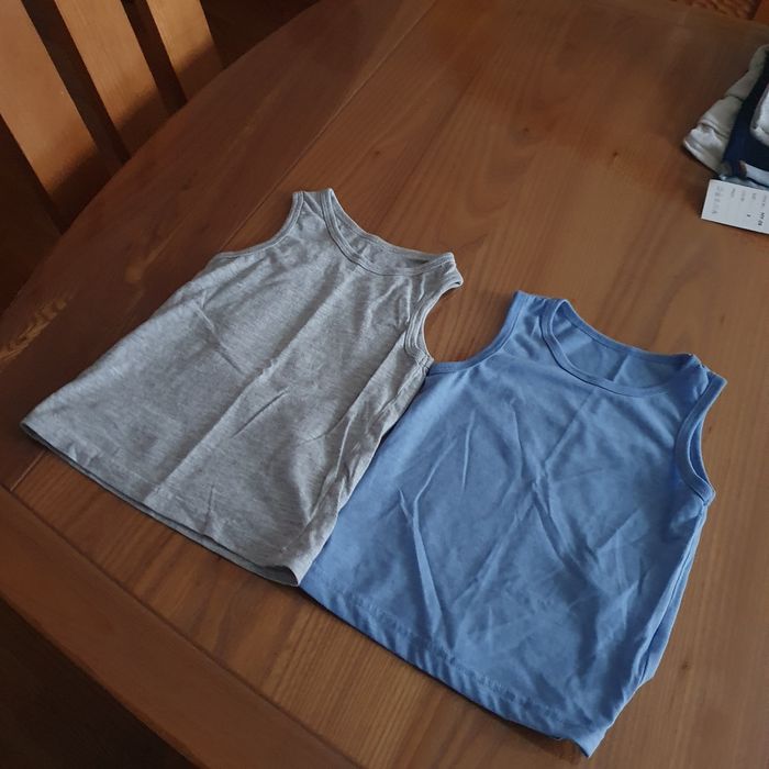 lot 2 débardeurs sans manche 4/5ans