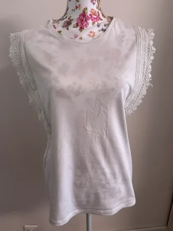 T-shirt blanc avec crochet sur les manches