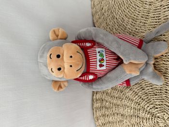 Grande peluche doudou singe gris Popi salopette rouge AJENA