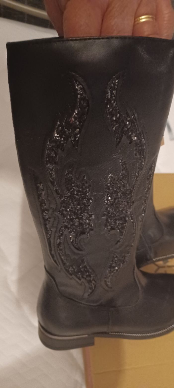 Très jolie paire de bottes fille Pointure 31 - photo numéro 9