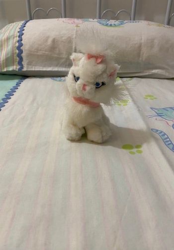 Petite peluche chatte blanche à nœuds roses