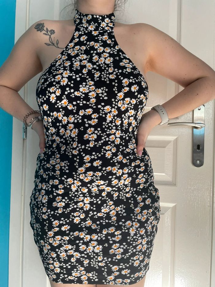 Robe courte moulante ASOS Design col montant dos nu - Imprimé marguerites - photo numéro 3