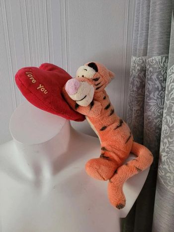 Peluche tigrou avec cœur disney