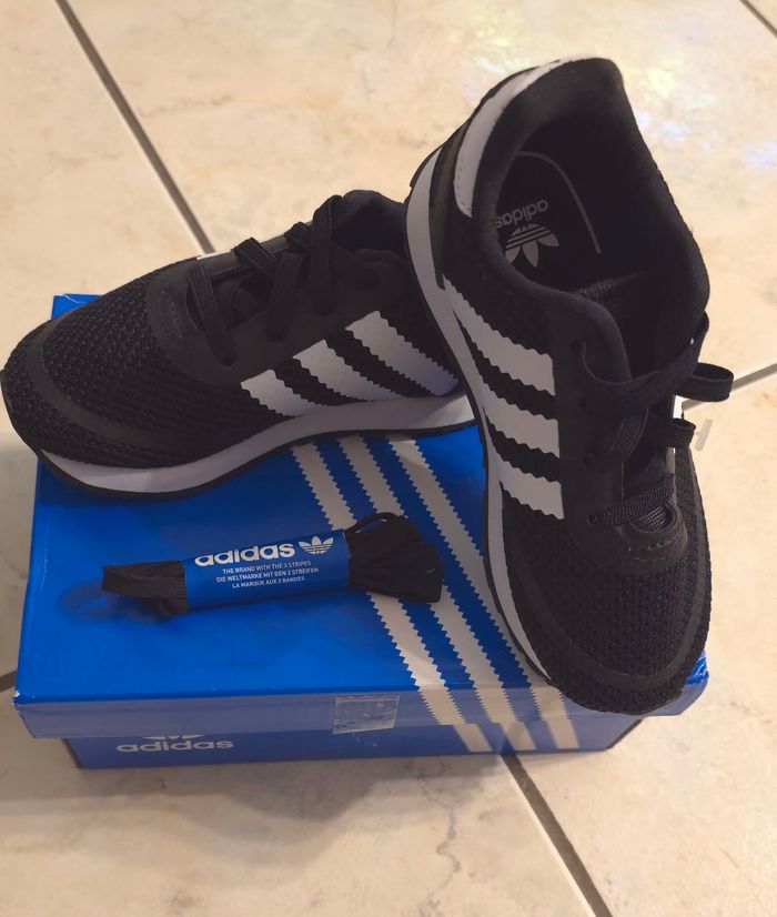 Neuves (non portées) 🏷😍🥰 superbes baskets ADIDAS unisex pointure 25.5 , lacets élastiques 😍🥰