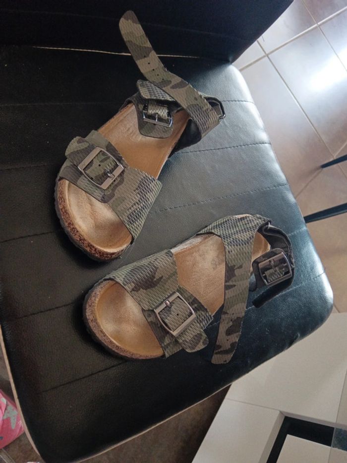 Nu pied garçon