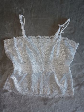 Haut en dentelle transparente
