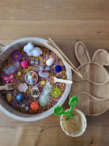 Kit de jeu de transvasement sensoriel riz coloré thème : Œuf  lapin de Pâques 