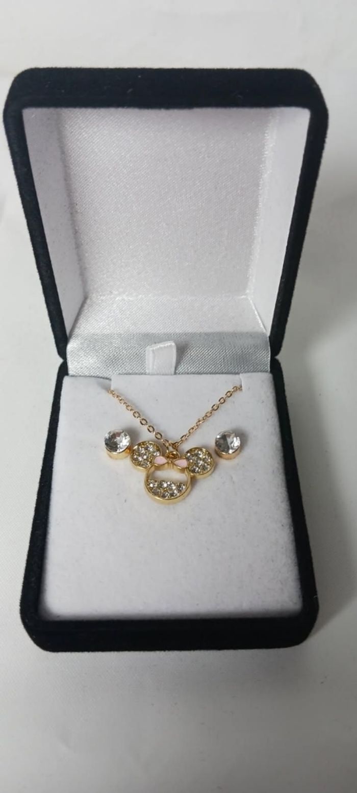 Coffret boucles d'oreilles et collier
