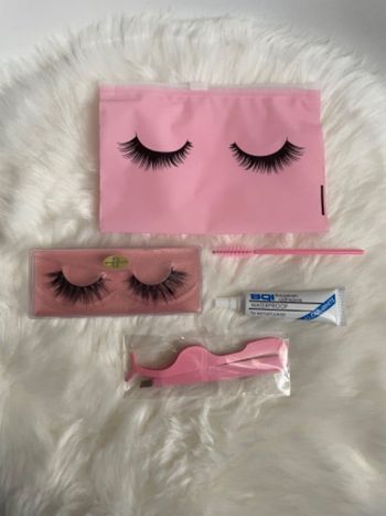 Pochette avec faux cils et accessoires