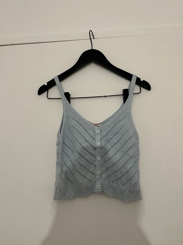 Haut court bleu clair