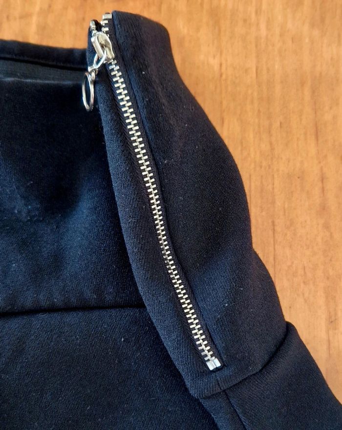 Mini jupe noire, fermeture éclair côté - photo numéro 4