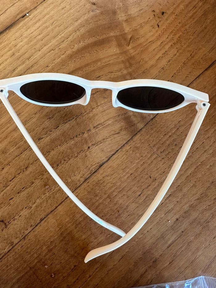 Paire de lunettes de soleil neuves - photo numéro 3