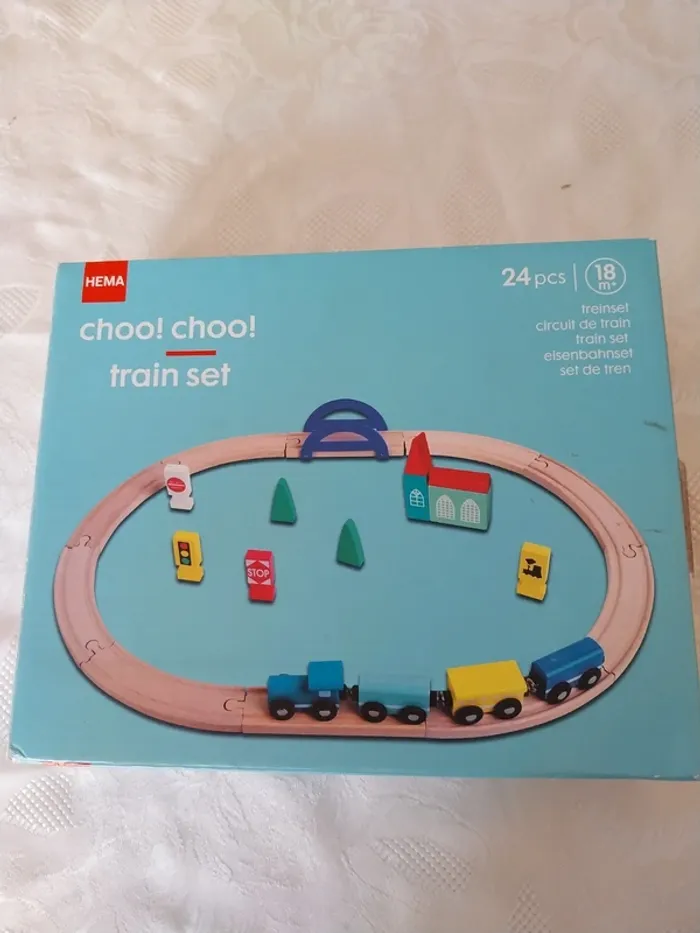 Petit train aimanté avec circuit en bois avec sa boite / 24 pièces/ Hema. Très bon état. - photo numéro 2