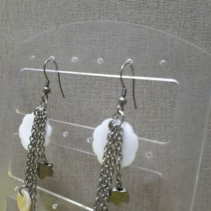 Boucles d'oreilles pendantes argenté et blanc - photo numéro 5