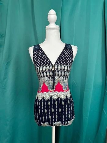 Débardeur orné de motifs et de dentelle