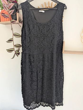Robe noire en dentelle taille 44