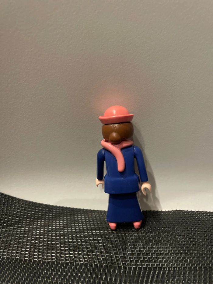 Playmobil figurine femme chignon écharpe et chapeau roses robe bleue 1900 belle époque - photo numéro 2
