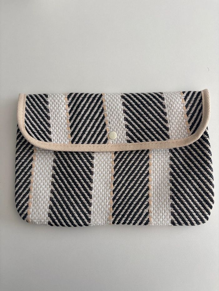 Pochette rayée tissée – Prescription Lab x Babooshka