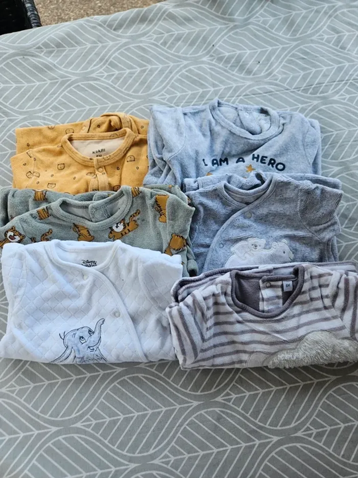 Lot de 5 pyjamas velours taille 6 mois 🌸