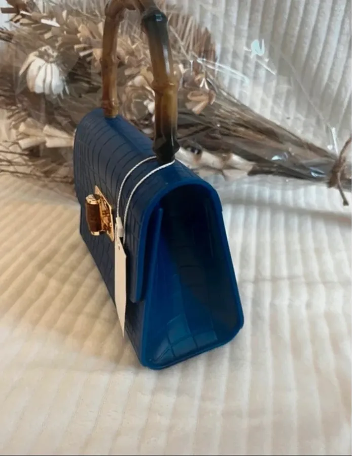 Sac à main bleu effet croco avec poignée en bambou - photo numéro 3