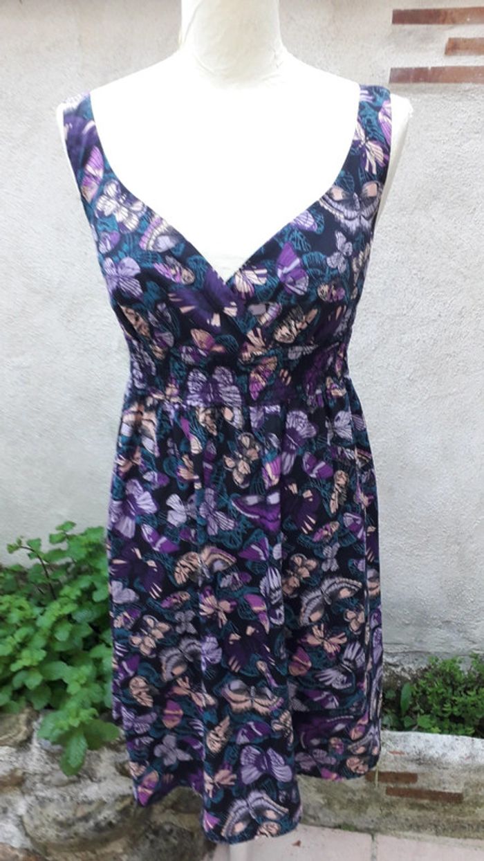 Jolie robe décolleté fond noir motifs papillons