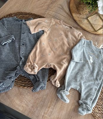 Lot naissance pyjamas et bodies 