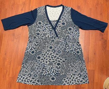 Robe / tunique blanche et bleue à motifs fleuris