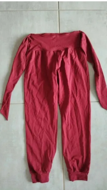 Pantalon bordeaux taille  s  lien a la taille