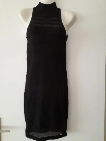 Robe noire moulante sans manches