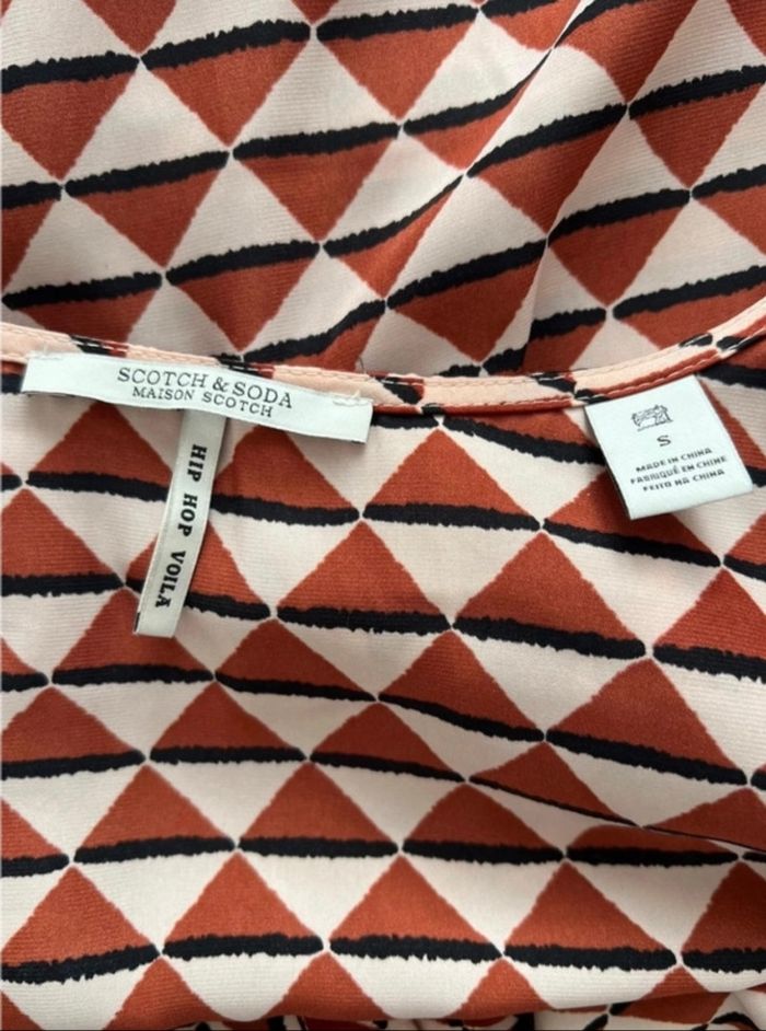 Robe droite imprimé graphique beige bordeaux noir à ceinturer Scotch and Soda - photo numéro 7