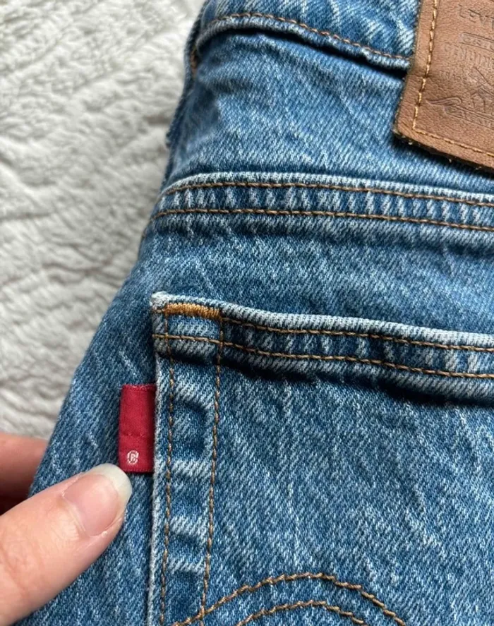 Jean Levi’s femme Wedgie Straight L28 36/38 S/M Premium Bleu taille haute 7/8 eme cropped effiloché - photo numéro 6