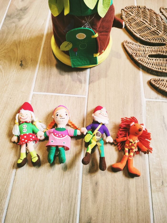 🧝Maison/arbre magique en tissu/peluche avec 4 lutins - photo numéro 2