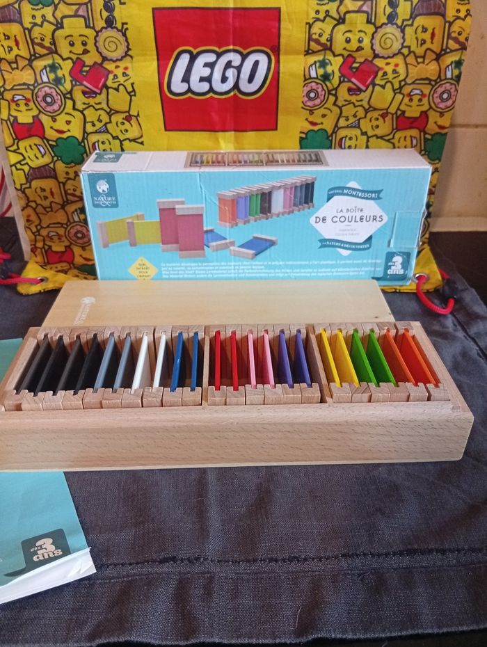 La boîte de couleurs Montessori de chez Natures et Découvertes 🍄‍🟫