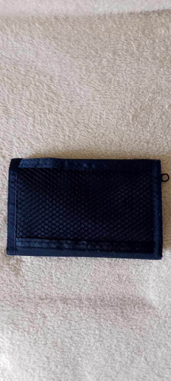 Joli porte feuille olympique lyonnais. Fermeture scratch. Plusieurs poches dont une a fermeture éclair. neuf - photo numéro 3